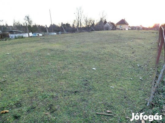 Eladó telek Tata-Újhegyen formás, jól megközelíthető területtel!