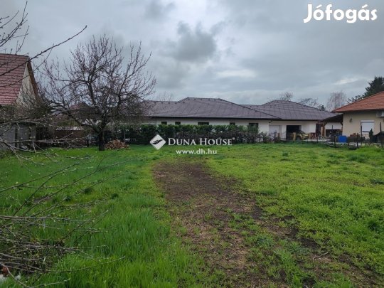 Eladó telek, Velence