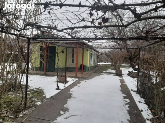 Eladó telek lakható házzal Barcson a Német-hegyen