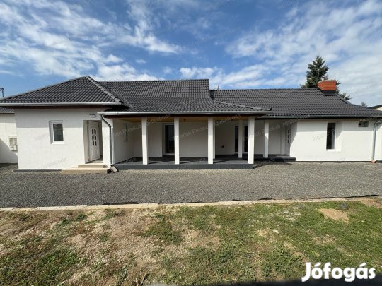 Eladó teljesen felújított családi ház Káptalanfán!
