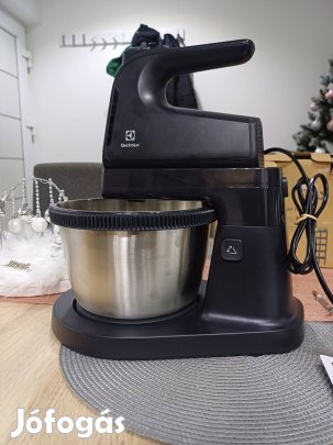 Eladó teljesen új Elektrolux robotgép.