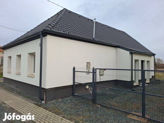 Eladó teljeskörűen felújított családi ház Gencsapátiban