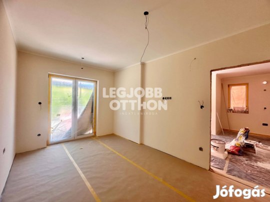 Eladó templomra néző 1. emeleti panorámás társasházi lakás Cegléden