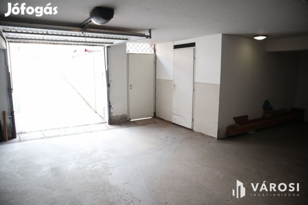 Eladó teremgarázs saját tárolóval, közel a belvároshoz!