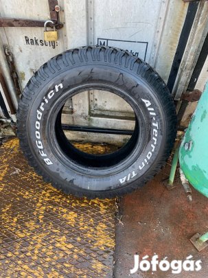 Eladó terepgumi 265/70 16