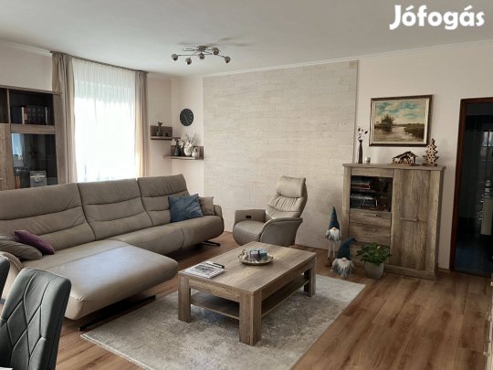 Eladó tölgy színű dohányzóasztal