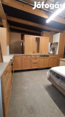 Eladó tömör bükkfa frontos Eve konyhabútor gépekkel