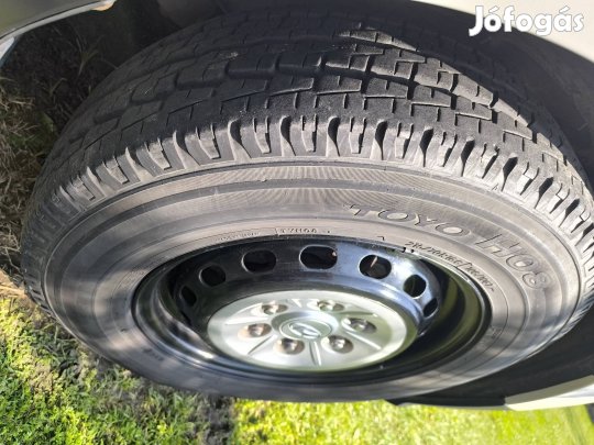 Eladó toyo 215/70xR16C gumi 6x139,7 R16 szinterezett lemez felnin.