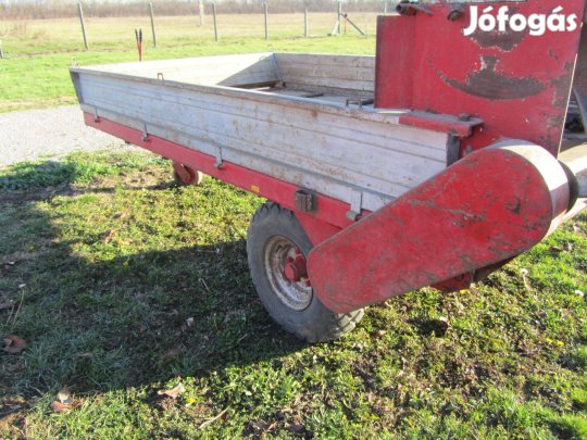 Eladó trágyaszóró kocsi 2.5t