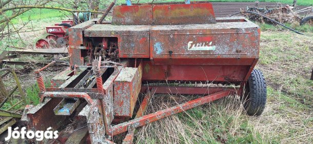 Eladó traktor kis bálázó