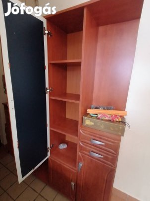 Eladó tükrös előszobaszekrény.