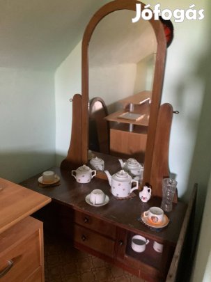 Eladó tükrös szekrény