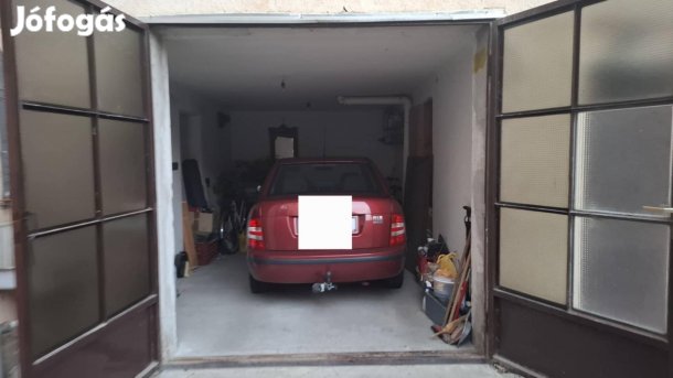 Eladó udvari garázs