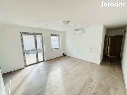 Eladó új épitésű ingatlanok Győrladamér egyik új utcájában!