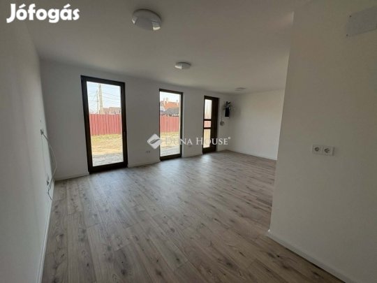Eladó új építésű sorházi lakás  Tura