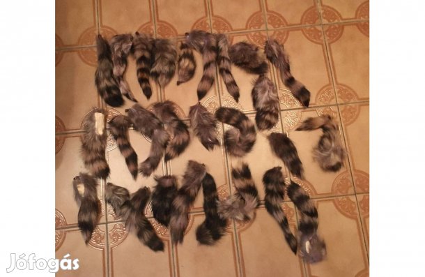 Eladó új mosómedve szőrme kulcstartó