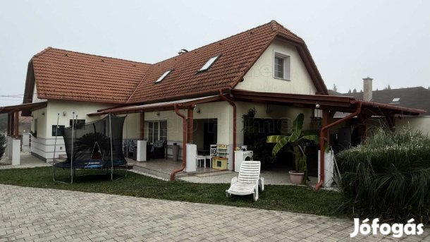 Eladó újszerű CSALÁDI HÁZ Balatonszentgyörgyön.
