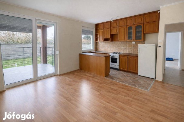 Eladó újszerű, földszinti téglalakás Szentlőrincen