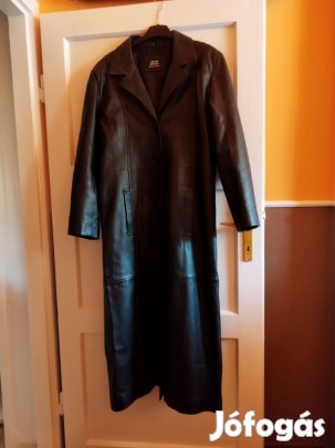 Eladó újszerű állapotban egyenes vonalú hosszú fekete bőr kabát