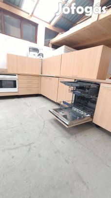 Eladó újszerű állapotban lévő konyhabútor gépekkel. Soft close fiókos