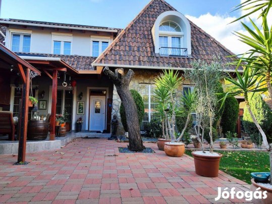 Eladó újszerű családi ház Békéscsabán egyirányú, zöldövezeti utcában