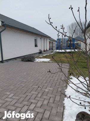Eladó újszerű ház Vámosszabadin