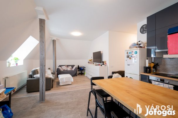 Eladó újszerű lakás Gödön: nappali + 2 háló + 2 autóbeálló