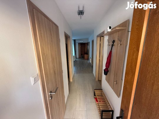 Eladó újszerű tégla lakás mélygarázsi beállókkal és egyedi tárolóval