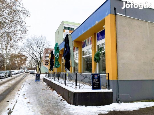 Eladó utcafronti, önálló üzleti ingatlan Pécsen