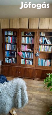 Eladó üveges könyvszekrény
