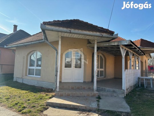 Eladó üzlethelyiség Bana, Jókai utca