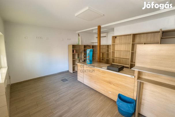 Eladó üzlethelyiség , kiváló lokációban Gyöngyösön a Dombon!