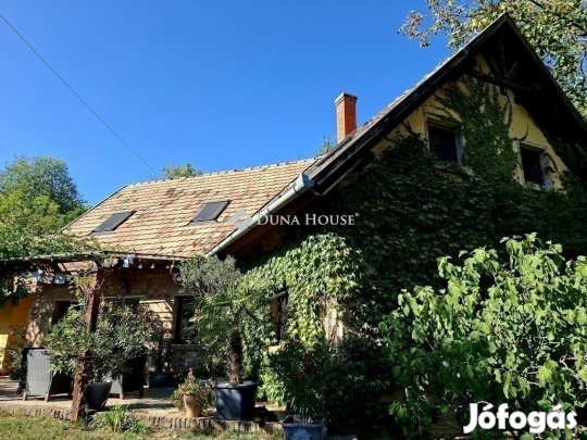 Eladó vadregényes kertű, jó állapotú családi ház Pogányban.