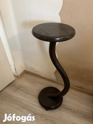 Eladó vagy cserélhető szobor tartó