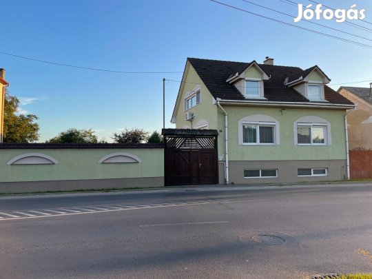 Eladó városközpontban felújított két-vagy akár három generációs ház!