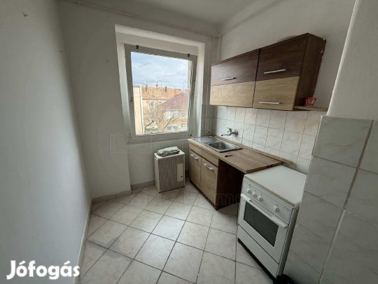 Eladó várpalotai tégla építésű társasházi lakás