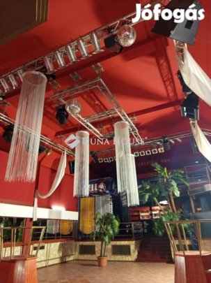 Eladó vendéglátás, Komló