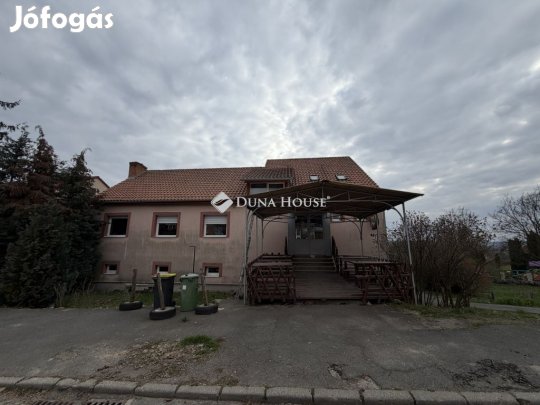 Eladó vendéglátás, Komló