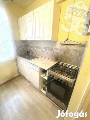 Eladó világos, 2 szobás lakás Kecskeméten, zöldövezeti környezetben!