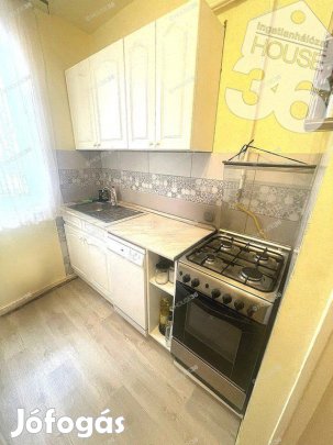 Eladó világos, 2 szobás lakás Kecskeméten, zöldövezeti környezetben!