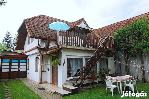 Eladó vízközeli 4 apartmanos Családi ház Balatonbogláron!