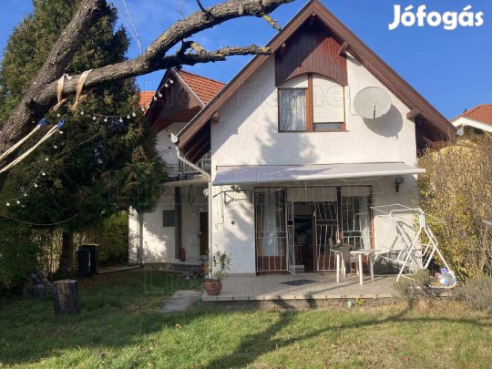Eladó vízközeli családi ház Zamárdiban 3 lakrésszel