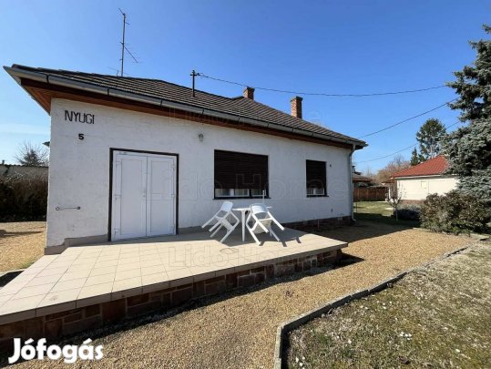 Eladó vízközeli nyaraló Balatonbogláron!