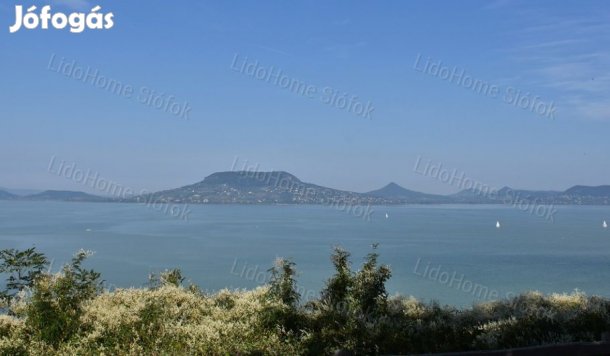 Eladó vízparti telek Balatonfenyvesen!