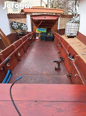 Eladó vörös fenyő csonak motoral