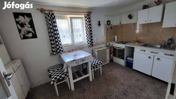 Eladó zárkerti minősítésű betonalapú tégla falazatú ház