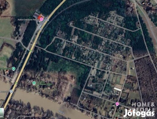 Eladó zárt kert Makón!