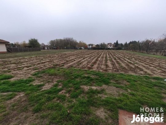 Eladó zárt kert Zsombón!