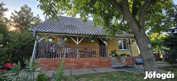 Eladó zártkerti, tehermentes családi ház nagy telekkel Cegléden!