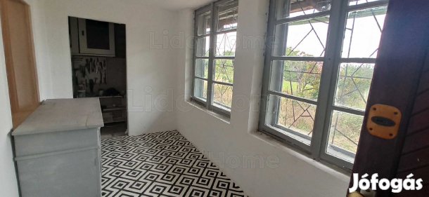 Eladó zártkerti nyaraló csendes, zöldövezeti környezetben, a